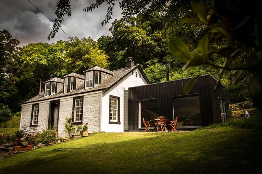 Modern Cottage, Big Garden, AGA, Loch/Mountain Views. Cinema Room & Log Burner