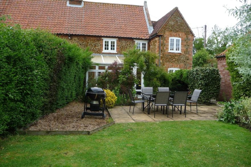 Brick and flint pet friendly cottage a short walk to sandy beach and pub