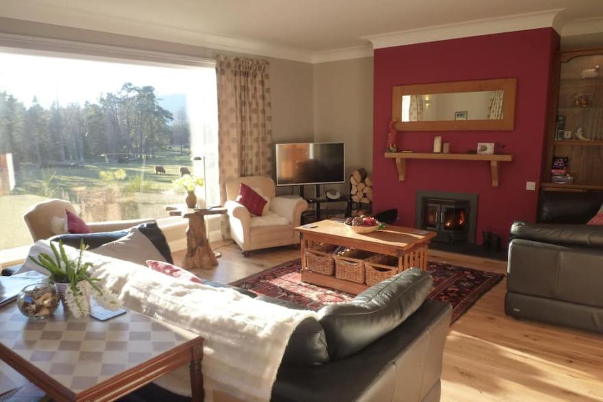 Fabulous location, luxury lodge for 8, hot tub, garden, garage, dogs welcome
