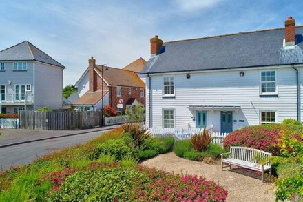 Beach Boutique -  a cottage that sleeps 4 guests  in 2 bedrooms