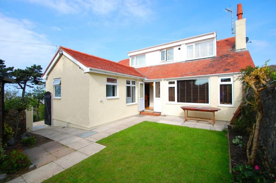 Stylish house, sea & mountain views, perfect for families, 5 mins drive to beach