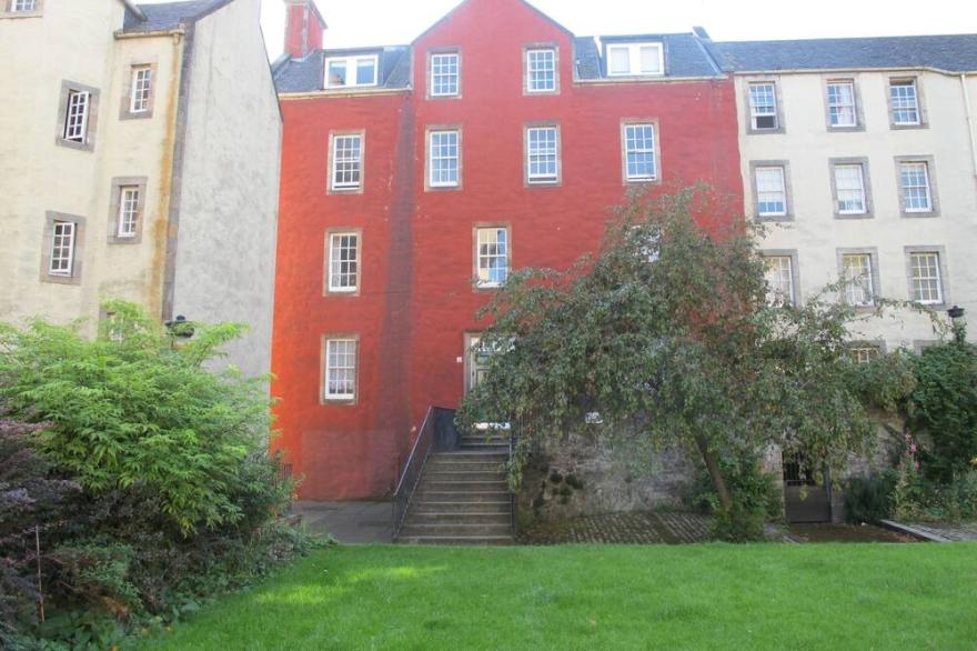 Beautiful And Contemporary 3 Bedroomed Apartment On The Royal Mile