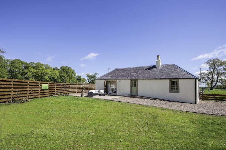Rural Comfort - Luxurious Cottage With Lovely Walks On Doorstep