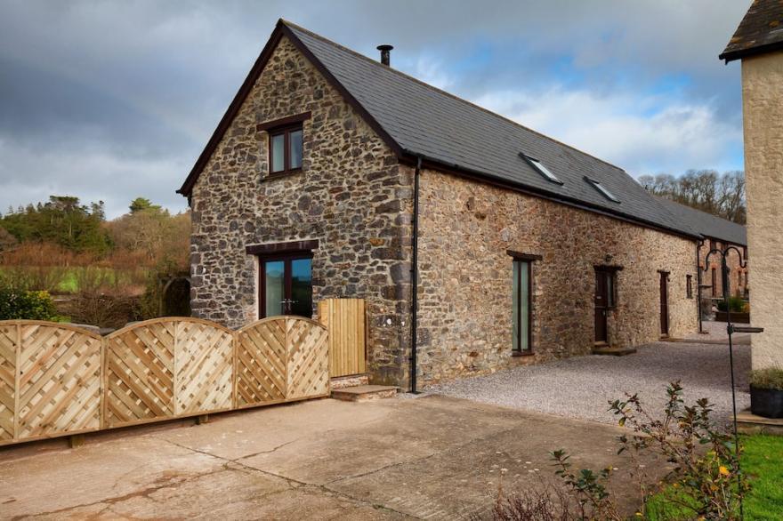 DETACHED BARN CONVERSION. FAMILY FRIENDLY WITH INDOOR POOL, GAMES RM & PLAY AREA