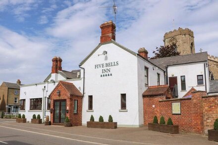 THE FIVE BELLS INN, character holiday cottage, with hot tub in Upwell