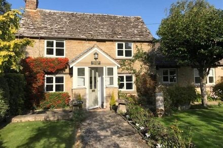 SUNNYSIDE COTTAGE, family friendly in Bampton, Oxfordshire