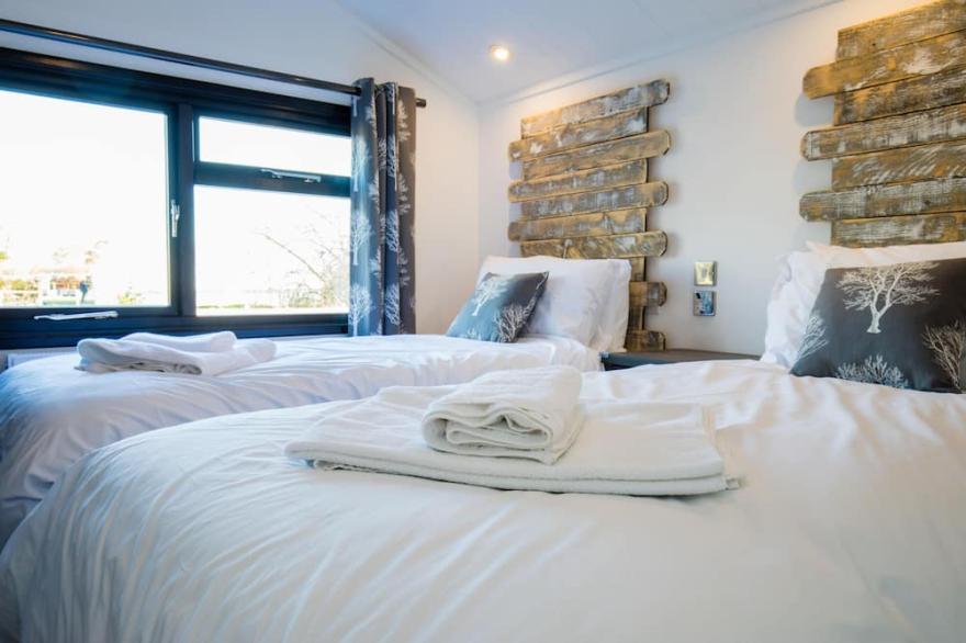 Luxury Hot Tub Lakeside Lodge CARRION Near Longleat