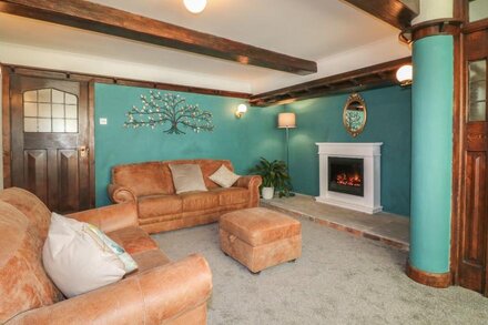 FIELDS FARM, family friendly, luxury holiday cottage in Cheadle