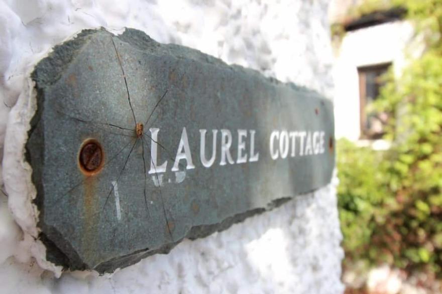 LAUREL COTTAGE, pet friendly, with open fire in Spark Bridge