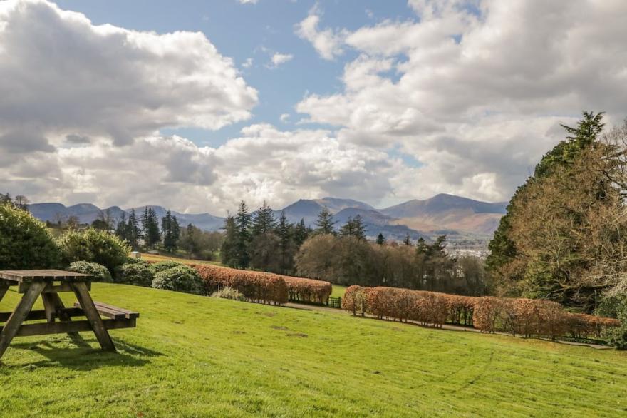 GARDEN COTTAGE, romantic, with a garden in Keswick