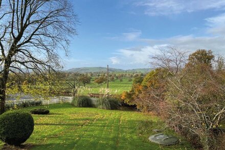 Calcot Farmhouse -  a beautiful farmhouse that sleeps 8 guests in 4 bedrooms