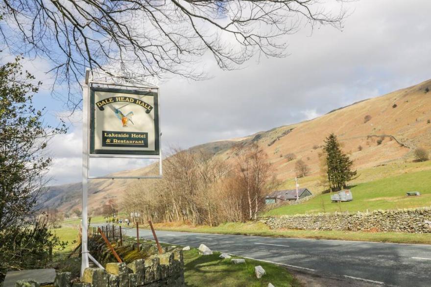 THE HAYLOFT, romantic, character holiday cottage in Keswick