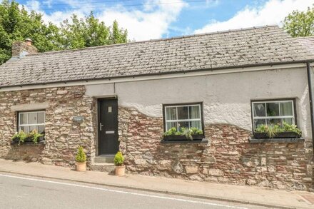 SNOWDROP COTTAGE, pet friendly, with hot tub in Laugharne