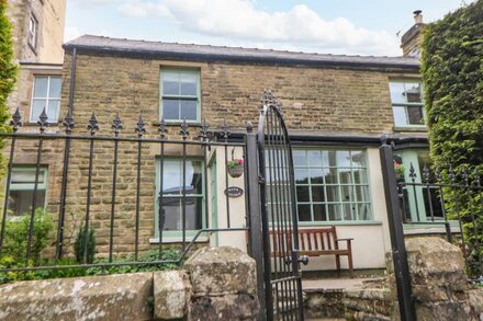 BANK COTTAGE, pet friendly, with open fire in Buxton