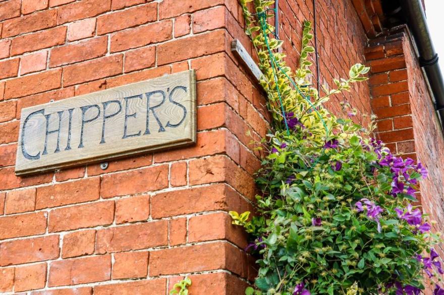 CHIPPERS COTTAGE, Pet Friendly, With A Garden In Woodhall Spa