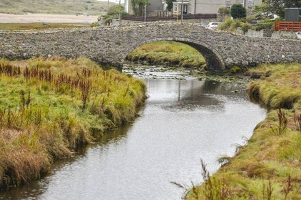 PLAS BACH, pet friendly, country holiday cottage in Aberffraw