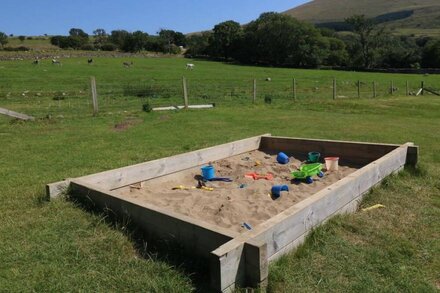 LLETY'R BUGAIL, pet friendly, character holiday cottage in Waunfawr