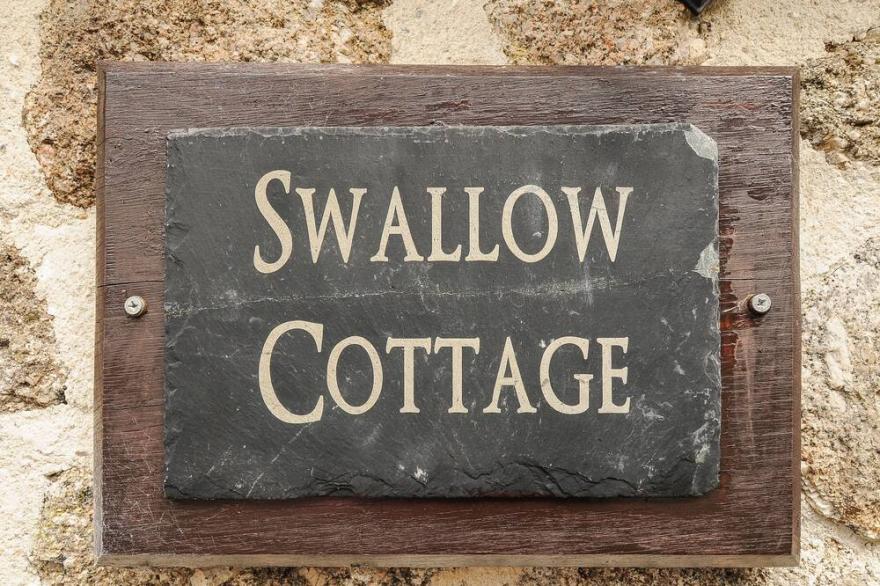 SWALLOW COTTAGE, pet friendly, with open fire in Postbridge