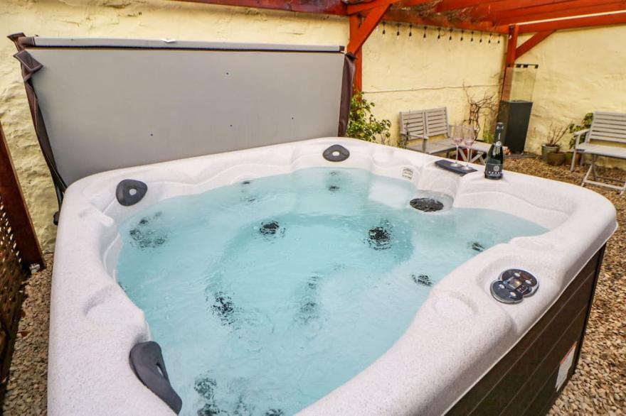 THE BACK HOUSE, Pet Friendly, With Hot Tub In Staindrop