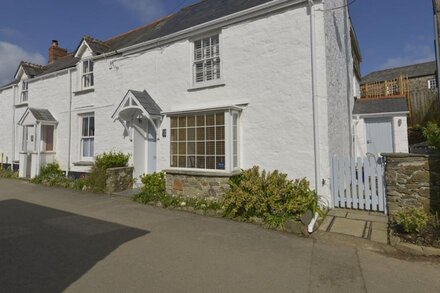 CAMELOT COTTAGE, pet friendly, with open fire in Port Isaac