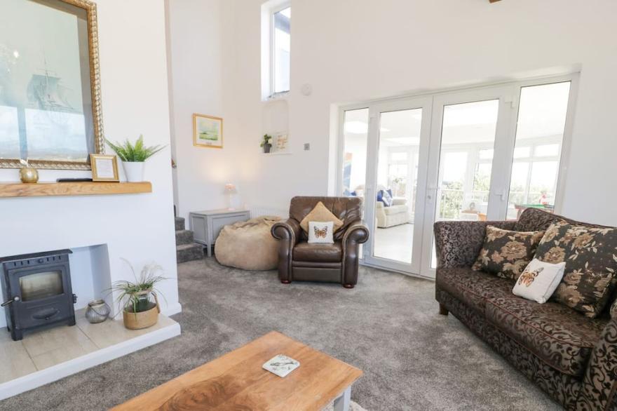 MINERVA, pet friendly, with hot tub in Trearddur Bay