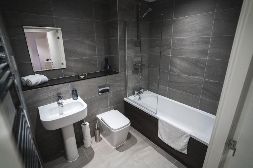Modern 2-Bed | City Centre | Free WI-FI