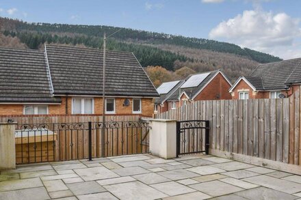 2 bedroom accommodation in Cwmfelinfach