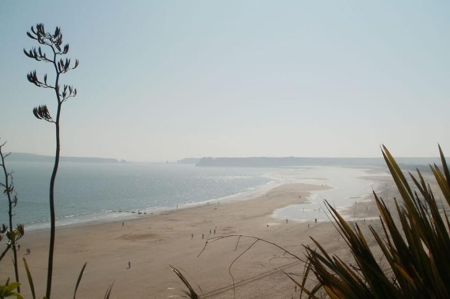 Lovely Victorian Cottage in Tenby - just one street from the beach