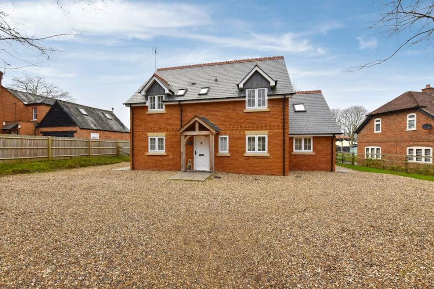 Modern Cottage With Rural Views Near Charming Pub, Near Henley On Thames