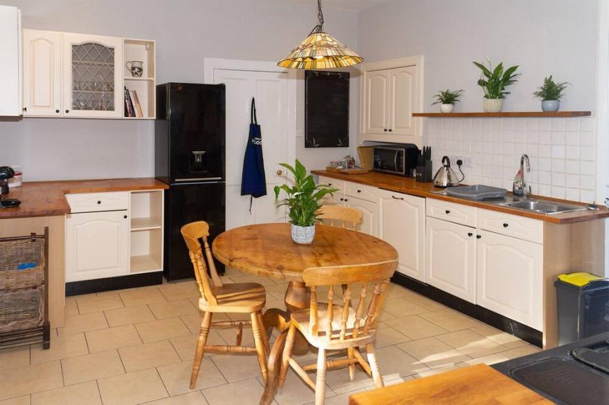 Floors Farmhouse -  a house that sleeps 6 guests  in 3 bedrooms