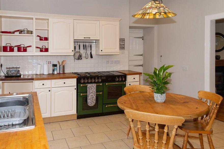 Floors Farmhouse -  a house that sleeps 6 guests  in 3 bedrooms