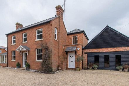 Spacious Victorian Farmhouse - stunning rural views, near Henley on Thames