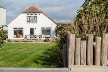 Fairlight - Charming coastal home on the beach