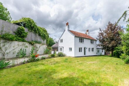 Bridge Cottage - Four Bedroom House, Sleeps 8