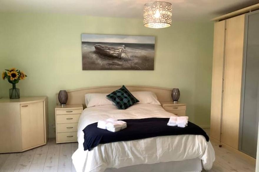 Benllech Sea View bungalow, Dog Friendly sleeps 6