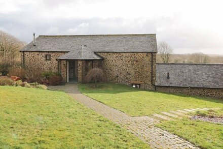 HOPPERS BARN, pet friendly, luxury holiday cottage in Holsworthy