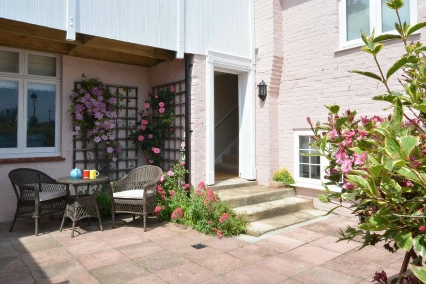 CRABBE CORNER, Pet Friendly, With A Garden In Aldeburgh