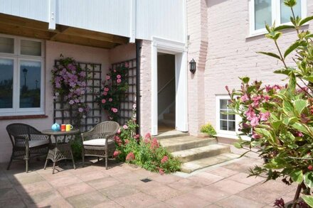 CRABBE CORNER, pet friendly, with a garden in Aldeburgh