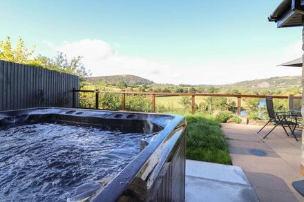 PEN Y BANC, pet friendly, with hot tub in Builth Wells