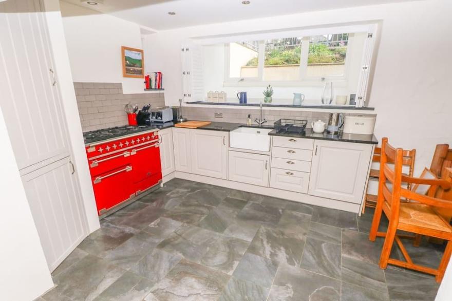 1 BANK TERRACE, pet friendly, with a garden in Newport, Pembrokeshire