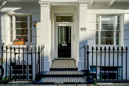 Ideal Pimlico 2BR, 10 mins to Victoria & Pimlico Station, by Blueground