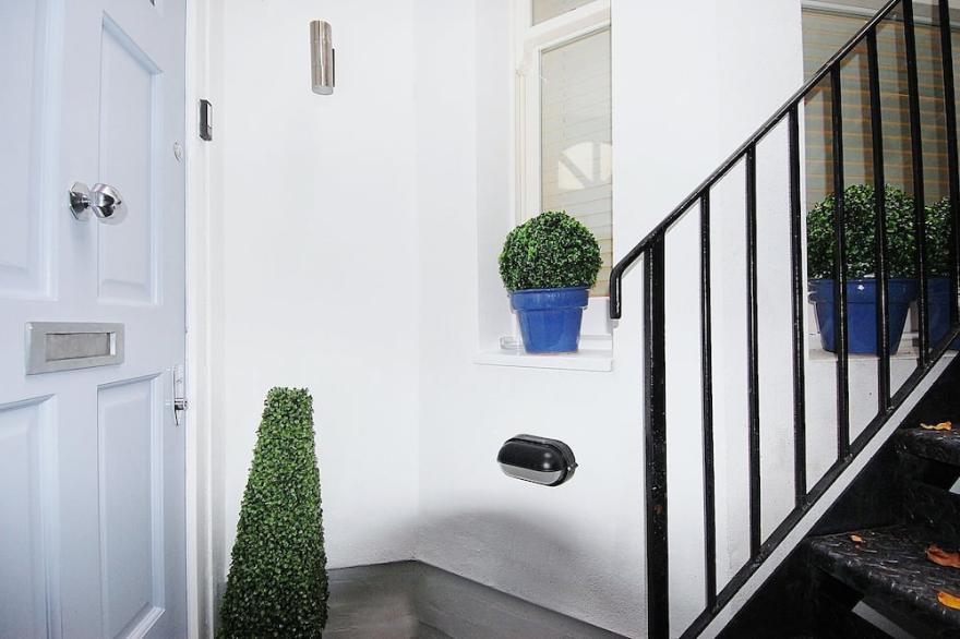 Immaculate Designer Apartment in Brackenbury Village, Zone2, Central London