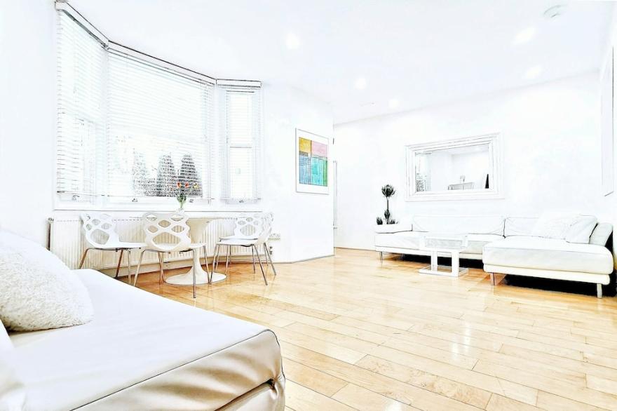 Immaculate Designer Apartment in Brackenbury Village, Zone2, Central London