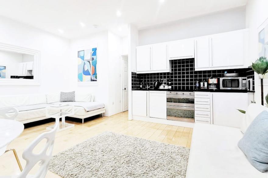 Immaculate Designer Apartment in Brackenbury Village, Zone2, Central London