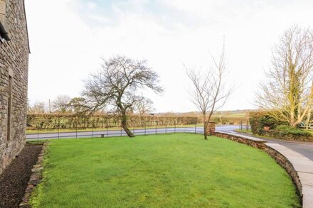 THE BOOT ROOM, pet friendly, character holiday cottage in Ribchester