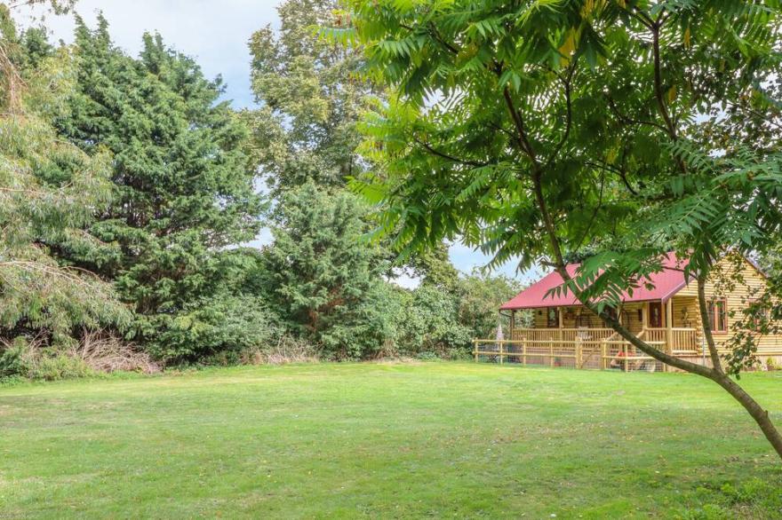 THE RETREAT, pet friendly, character holiday cottage in Brandon