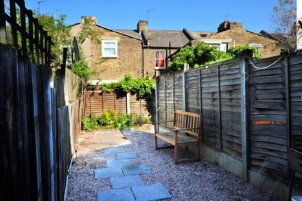 In ZONE 2/3 charming 2 bedroom garden apartment in the East End of London