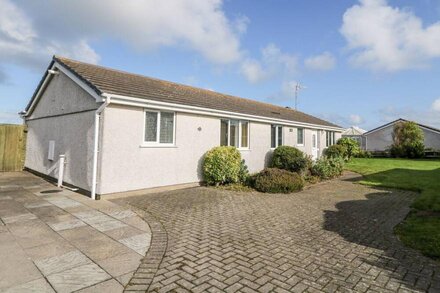 GOLYGFA YNYS (ISLAND VIEW), family friendly, with a garden in Amlwch