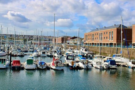 Stylish two bedroom apartment with panoramic sea-views of Milford Haven Marina.