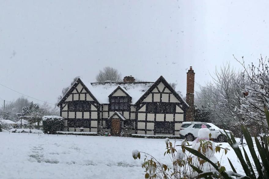 Elizabethan timber-framed manor with 6 bedrooms